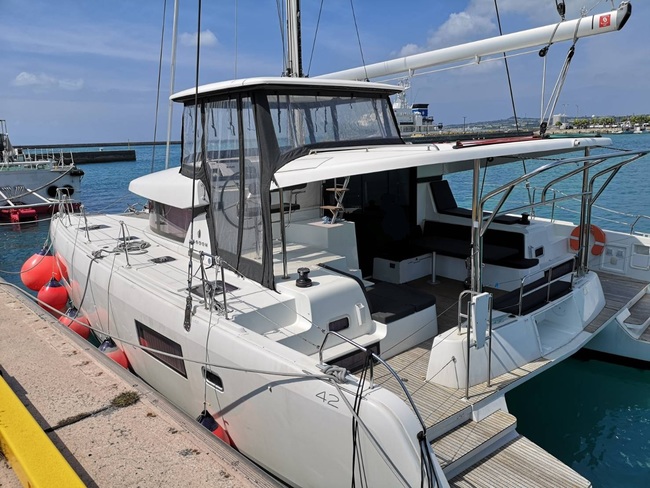 medium_088428-lagoon-42-catamaran