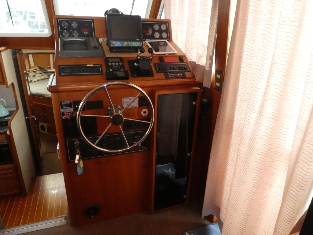 banner_089235-tollycraft-48-cockpit-motor-yacht
