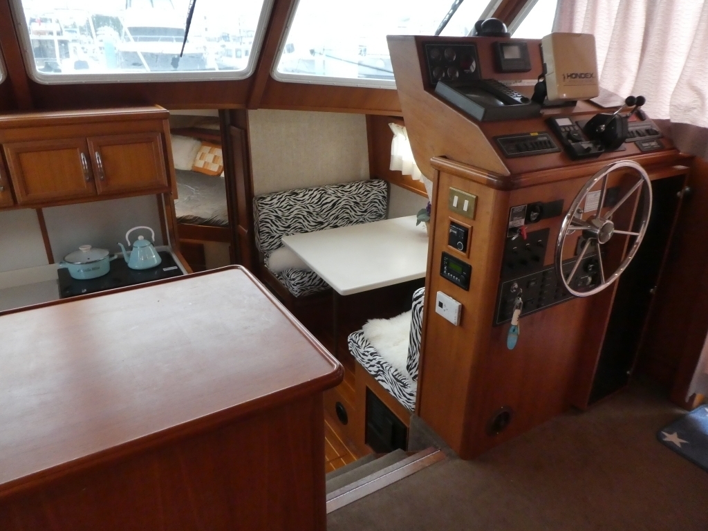 banner_089235-tollycraft-48-cockpit-motor-yacht