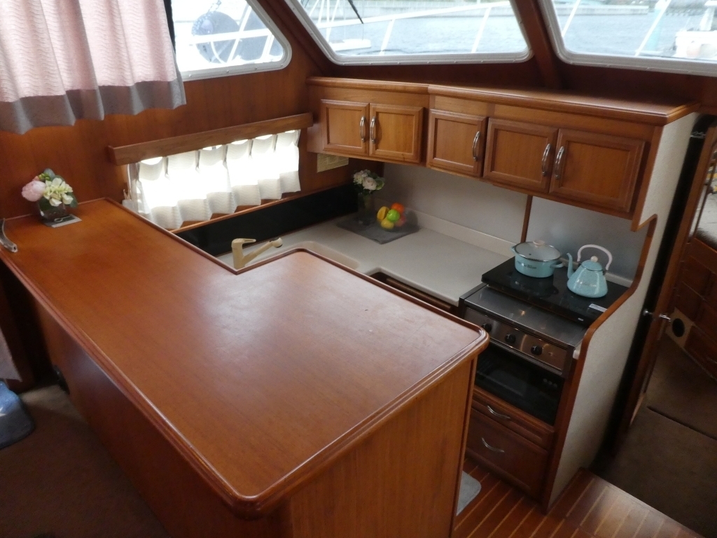 banner_089235-tollycraft-48-cockpit-motor-yacht