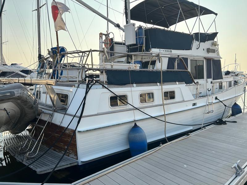 banner_089927-grand-banks-42-motoryacht