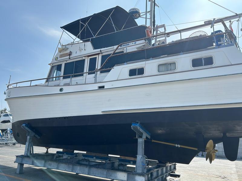 banner_089927-grand-banks-42-motoryacht