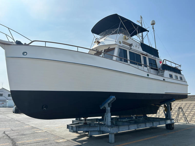 banner_089927-grand-banks-42-motoryacht