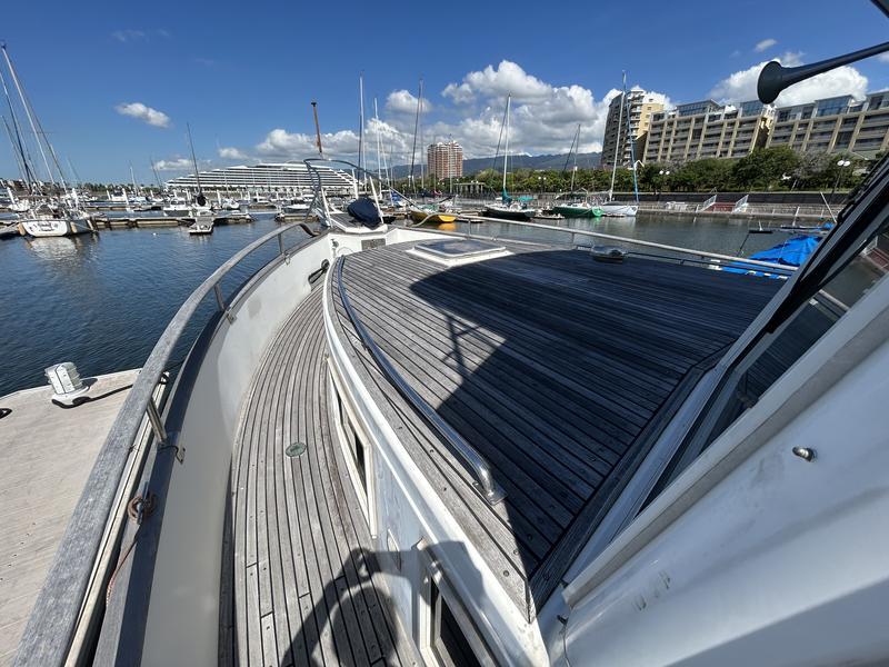 banner_089927-grand-banks-42-motoryacht