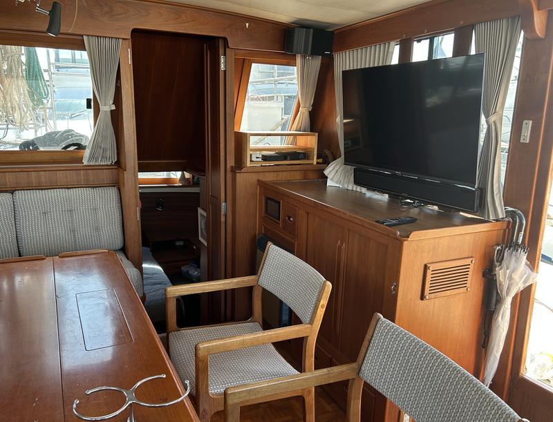 banner_089927-grand-banks-42-motoryacht
