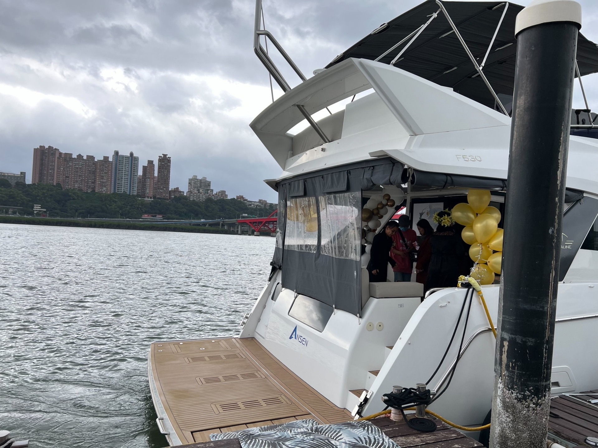 banner_090257-sealine-f530