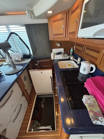 thumb_092194-cabo-47-flybridge-fs