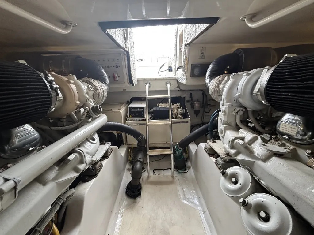 banner_092194-cabo-47-flybridge-fs