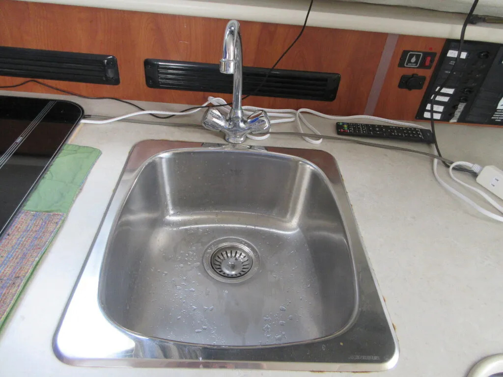 banner_092583-bayliner-288-cb