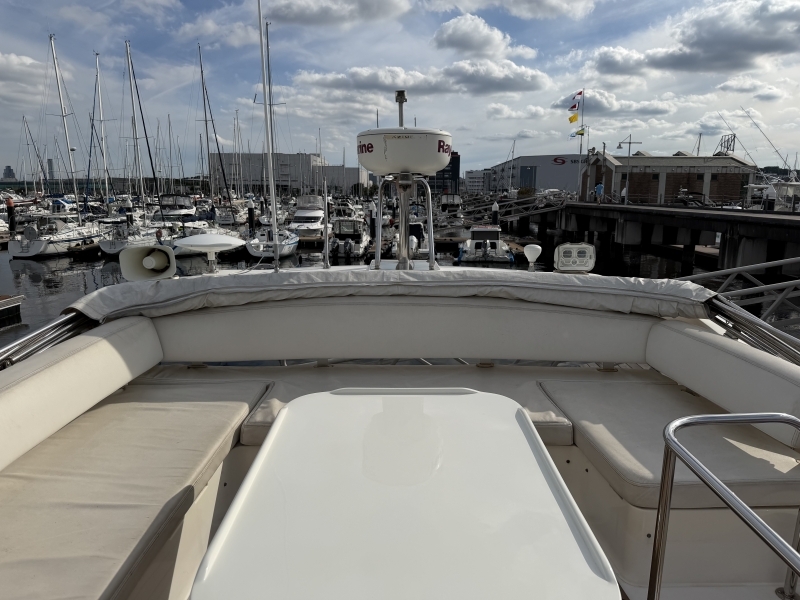 banner_093302-azimut-yachts-43