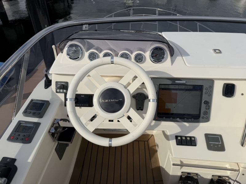 banner_093302-azimut-yachts-43