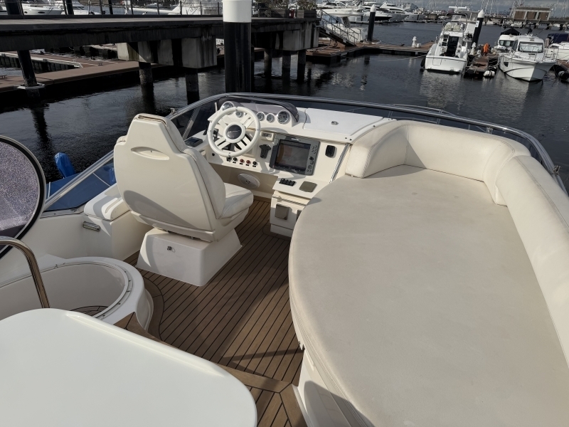 banner_093302-azimut-yachts-43