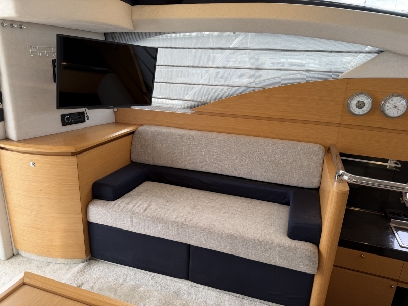 banner_093302-azimut-yachts-43
