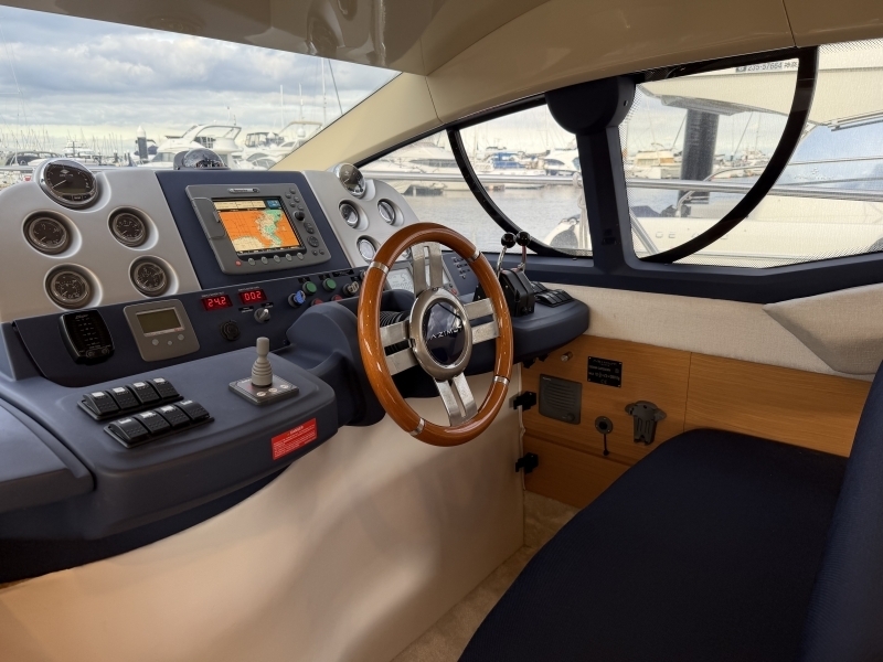 banner_093302-azimut-yachts-43