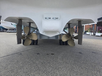 thumb_094045-sea-ray-450-sedan-bridge