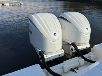 thumb_094649-boston-whaler-330-outrage
