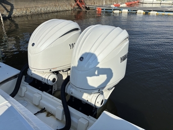 thumb_094649-boston-whaler-330-outrage
