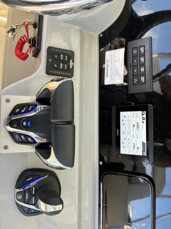 thumb_094649-boston-whaler-330-outrage