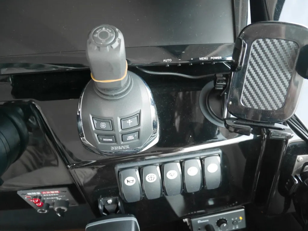 banner_094703-yamaha-exult-36-sport-saloon