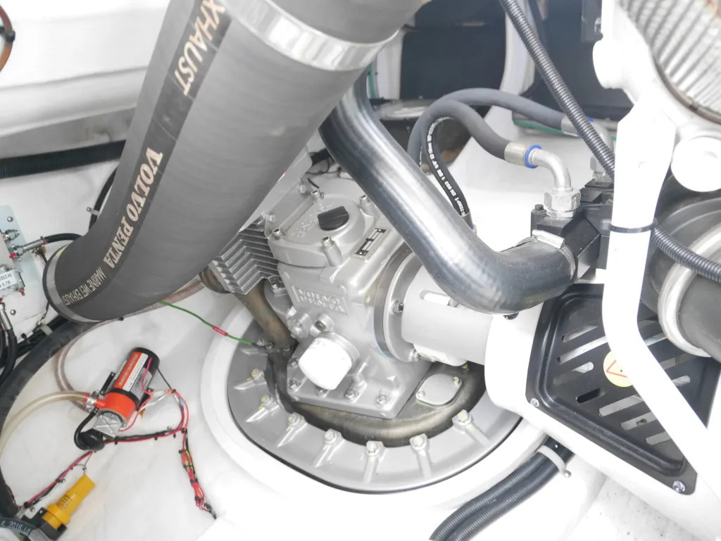 banner_094703-yamaha-exult-36-sport-saloon
